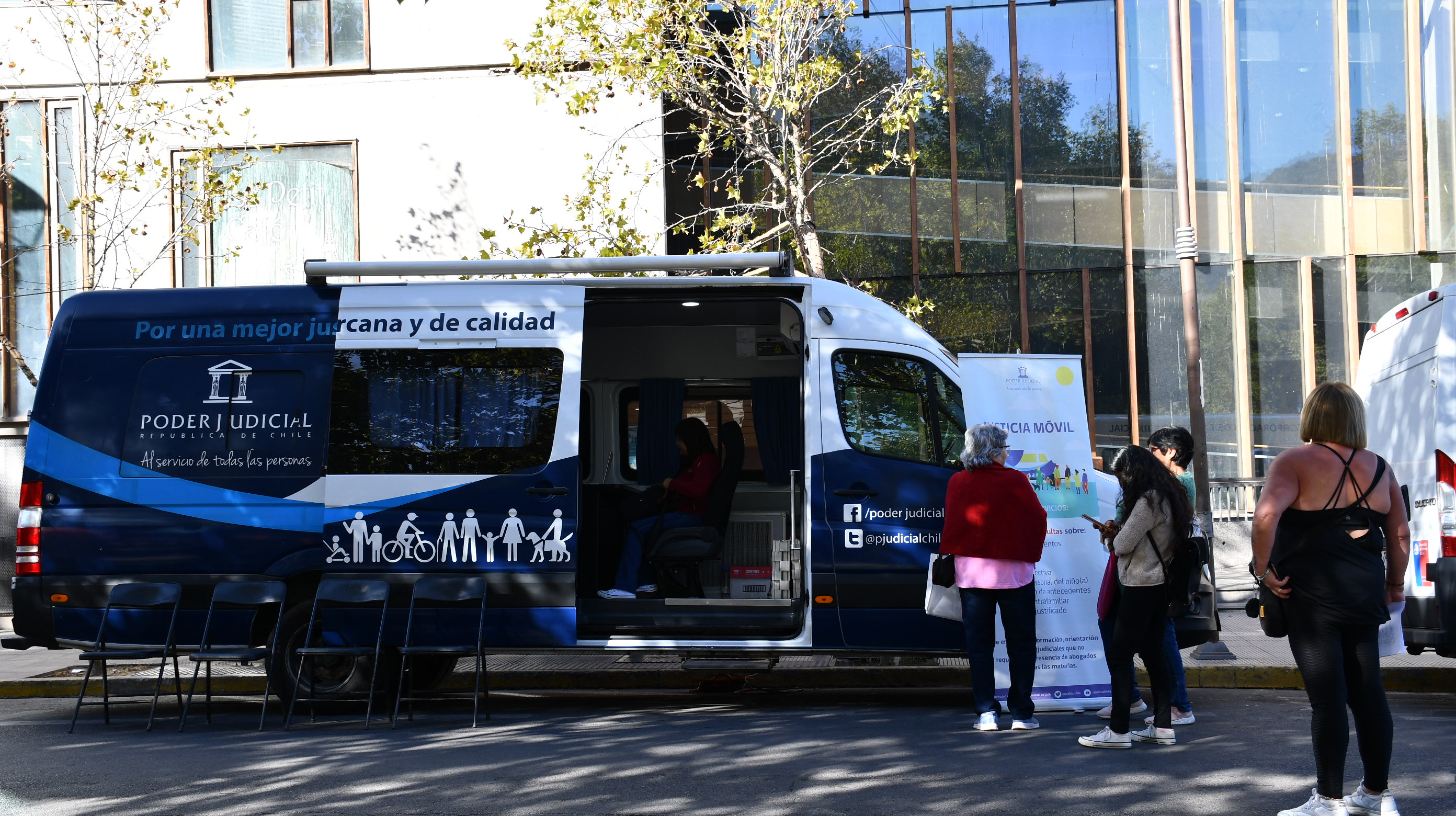 Bus de la Justicia atiende en la comuna de Salamanca en el marco del Mes de la Mujer
