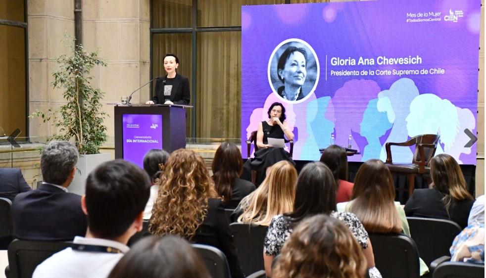 Presidenta de la Corte Suprema aborda desafíos de las mujeres en cargos de poder en conversatorio en el Banco Central