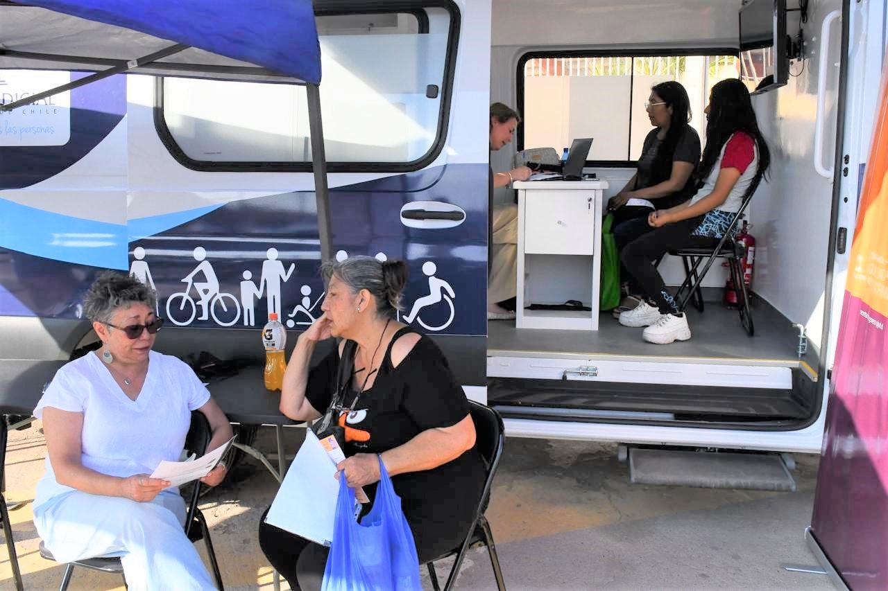 8M: Comité de Género de Arica atendió consultas y entregó orientación en el Bus Judicial